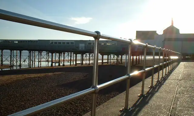 Balustradă din inox montată la o scară, imagine ilustrativă